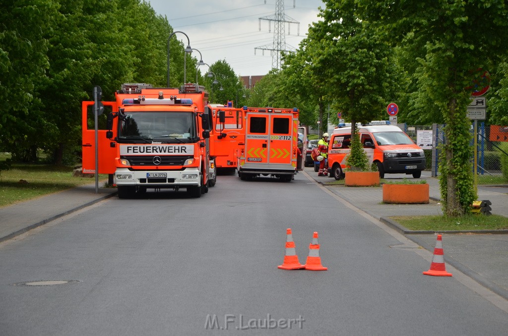 Schwerer Bus Unfall Koeln Porz Gremberghoven Neuenhofstr P146.JPG - Miklos Laubert